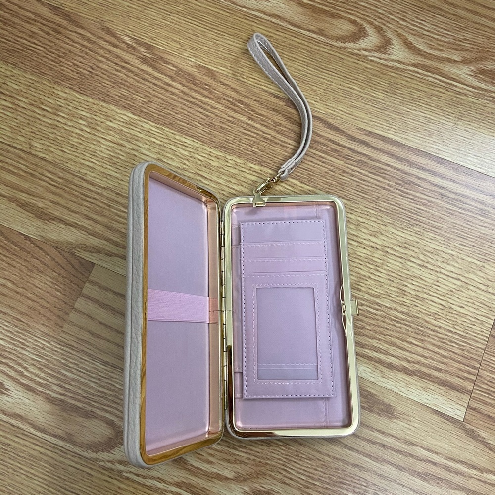 4/$16⚡️Soft leather wristlet 🤍✨
